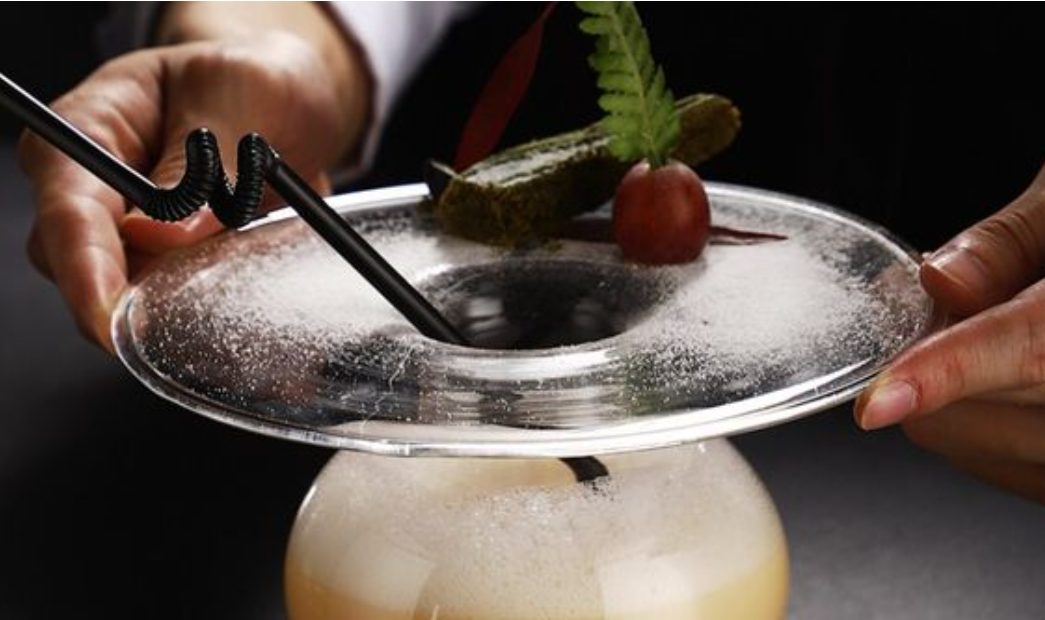 La importancia de la cristalería y el uso de vasos innovadores en la experiencia del cliente al tomar un cocktail